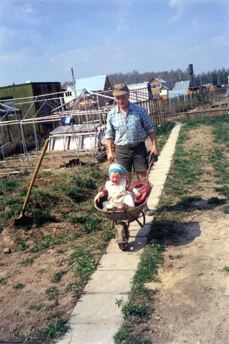 Николай Рыжак с внучкой Катюшей на даче